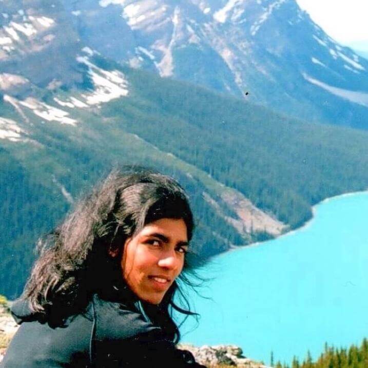 Naya by a turquoise mountain lake